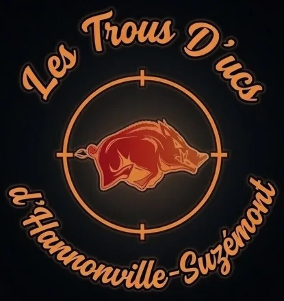 Logo des Trous D'ucs d'Hannonville-Suzémont : un sanglier dans une lunette de visée
